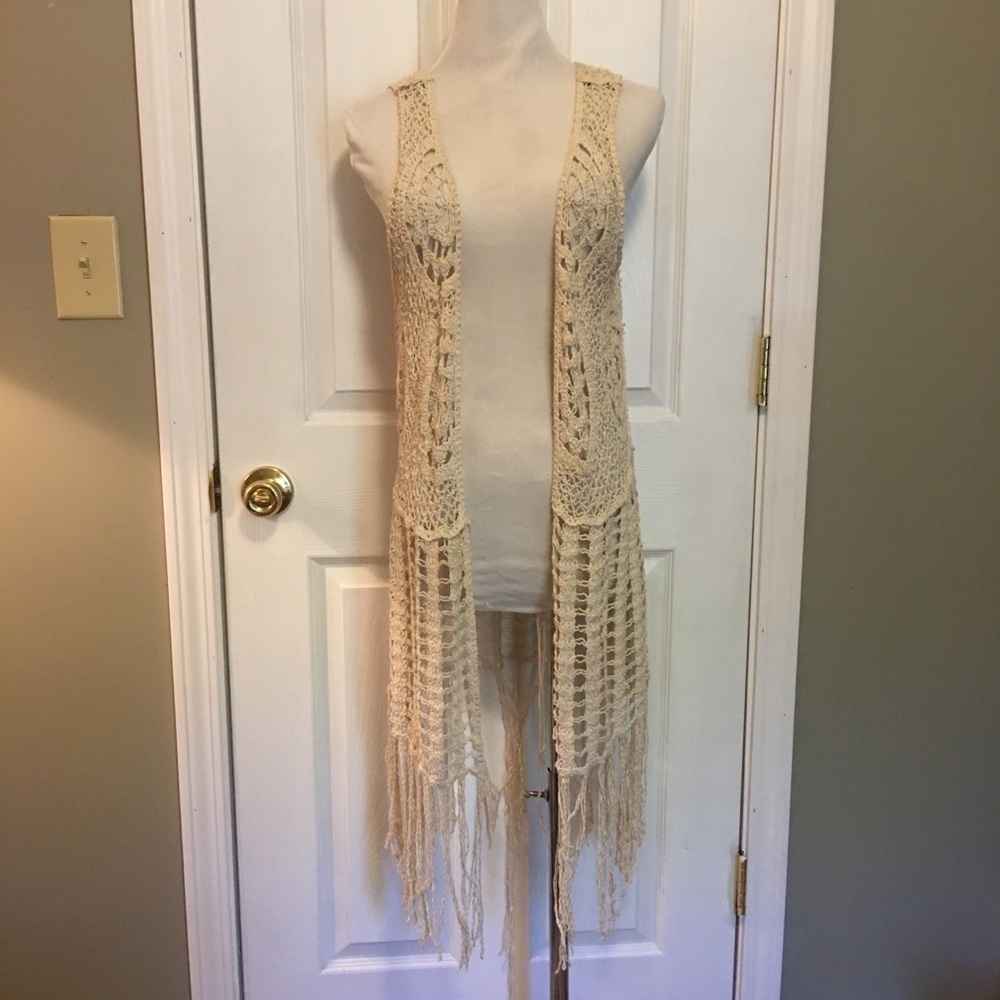 THERE'S NO TAG ON THIS BEAUTIFUL CROCETED FRINGED VEST S-M